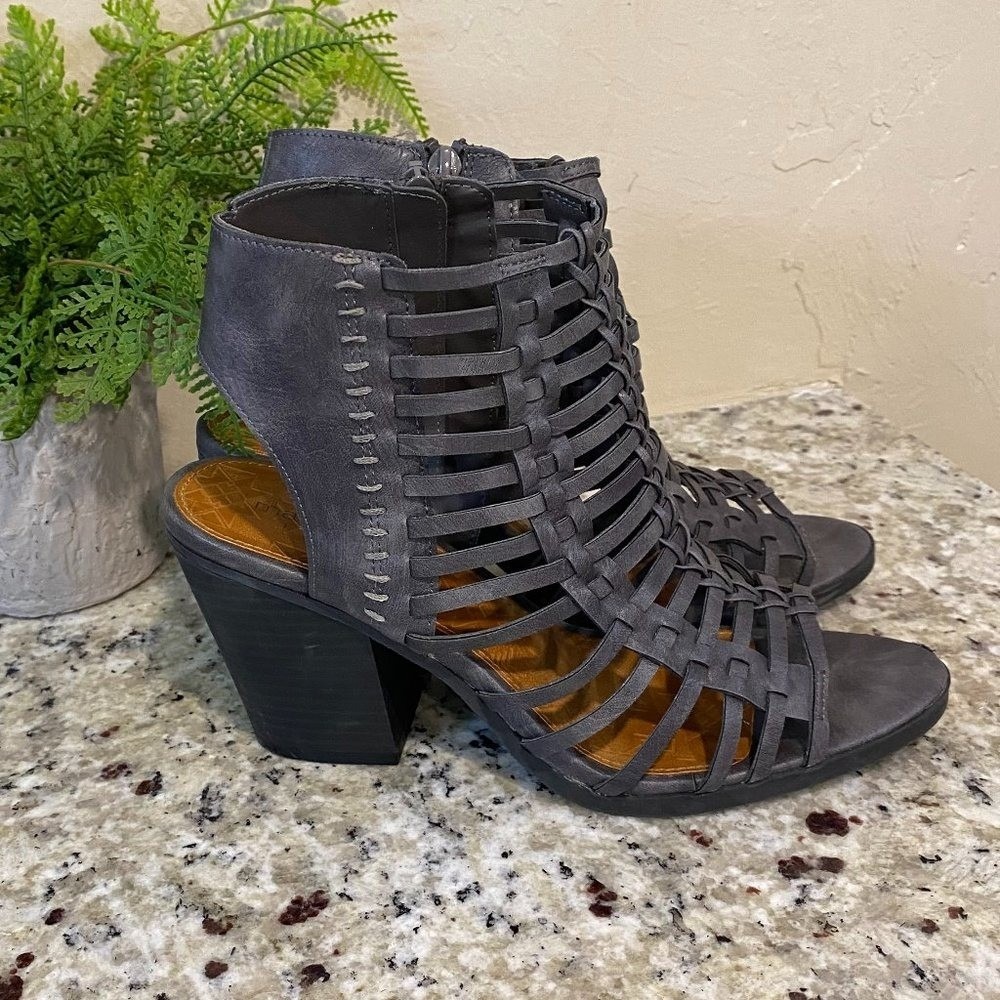 Maurices Delta Gray Gladiator Cage Block Heel Sandals Women Size‎ 9.5 AF119DELTA